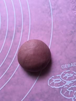 拿一块面团放入红曲粉揉均为