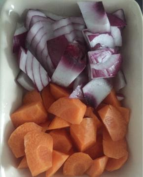 洋葱和胡萝卜也要切成块状