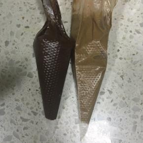 留下的蛋糕糊分别加入2g可可粉和4g可可粉，装入裱花袋中，剪小口