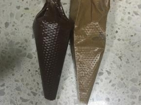 留下的蛋糕糊分别加入2g可可粉和4g可可粉，装入裱花袋中，剪小口
