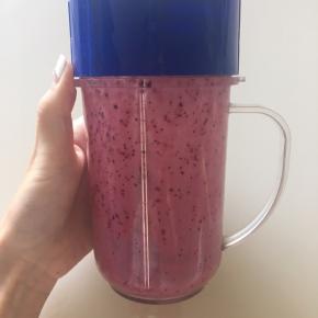 蓝莓与酸奶用料理机打成奶昔，备用