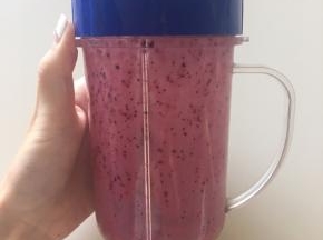 蓝莓与酸奶用料理机打成奶昔，备用
