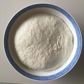 取出发酵好的面团，体积约为原来面团的2-2.5倍