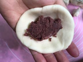擀圆包入豆沙