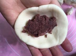 擀圆包入豆沙
