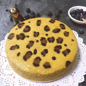 烤好的蛋糕放凉很好脱模，然后刷上一层蜂蜜会bling bling的～放入冰箱冷藏2小时后食用口感更佳。