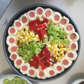 间隔摆放好不同颜色蔬菜