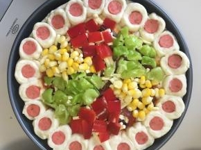 间隔摆放好不同颜色蔬菜