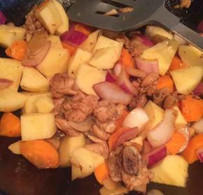 依次把洋葱和胡萝卜放入锅里 小火慢炒 要小火哦 这样洋葱是甜的呢 炒个五分钟 期间加点水 再把土豆放进去 炒几分钟