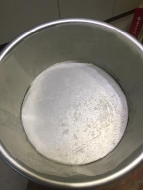 6寸活底蛋糕模具，内壁抹上一层食用油，贴上剪好的油纸，方便脱模