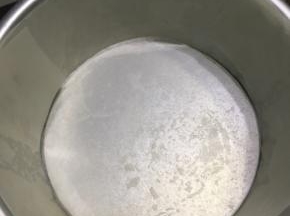 6寸活底蛋糕模具，内壁抹上一层食用油，贴上剪好的油纸，方便脱模