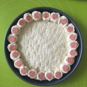 用叉子在披萨皮中间插孔以免烤制时鼓起来，放入预热好的烤箱，烤20分钟