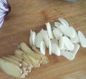 先备材料，如果有葱的话更好啦 提味的 我没买到呢