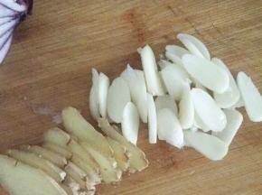 先备材料，如果有葱的话更好啦 提味的 我没买到呢