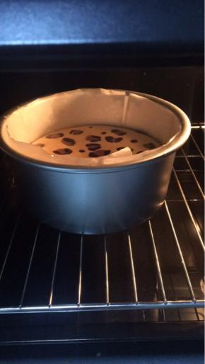 烤箱预热150度，上下火，烤盘里倒入70度左右的温水，放在烤箱最底层，中间层放上烤网，把蛋糕放上，现烤30分钟，接着转140度烤30分钟，中途要看一下烤箱，蛋糕已经上色就盖一张锡箔纸继续烤，最后焖30分钟就好了