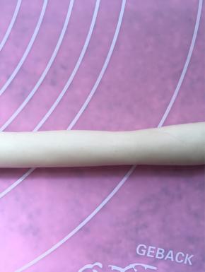 取一块面团搓成条