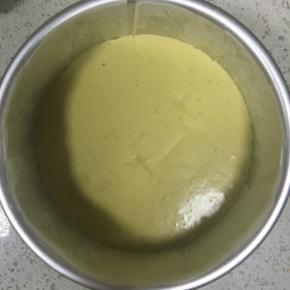 倒入做好的芝士蛋糕糊，留一小部分蛋糕糊作豹纹装饰，轻磕几下震出大气泡