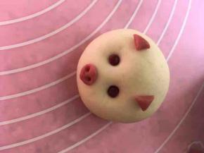 用牙签在鼻子上扎两个孔，用红豆装饰眼睛，图片反了