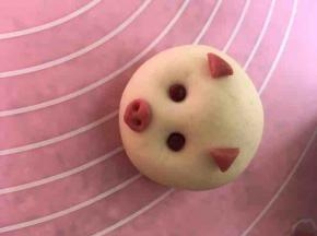 用牙签在鼻子上扎两个孔，用红豆装饰眼睛，图片反了