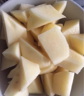 土豆切大点的块土豆要买沙糯的哦 不要买脆的呢 判断的标准是 土豆皮粗糙 千万不要光滑的呢