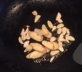 开火，倒油稍微可以大点哦，油温上来之后，下姜和蒜。