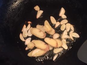 开火，倒油稍微可以大点哦，油温上来之后，下姜和蒜。