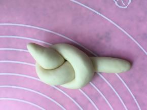 打个结，两头拉出来，尾巴部分要留多一点