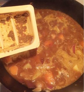 倒入锅里水 水要漫过菜 小火煮一会 放咖喱块 我买的一个不知名的 但感觉吃着和百梦多咖喱差不多呢 