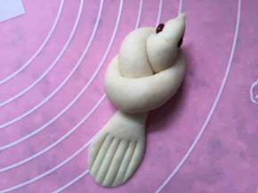 尾部压扁，用刮板压几条痕，小鸽子就做好了