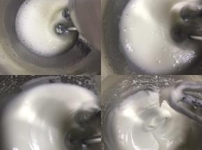分离出来的蛋清，先滴入几滴柠檬汁，电动打蛋器低速打至粗泡状，接着加入1/3的细砂糖，中速打发至泡沫细腻时，再加入1/3的细砂糖继续打发，打到蛋白有纹路时倒入剩下的砂糖，继续打发至提起打蛋头是弯弯的勾即可