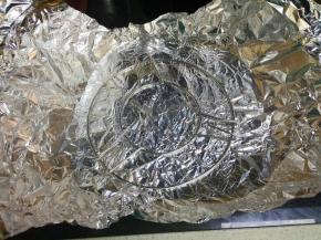 新砂锅不要洗，用拧干的湿毛巾擦干净，直接用于烧烤。把锡纸放在烤架下来，沿着烤架边缘向圈一个圆柱形，方便在砂锅里成形。