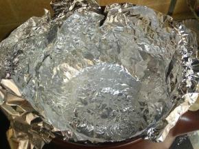 把锡纸放在烤架上面，最好包两层，防止水份漏到砂锅里把砂锅弄脏。