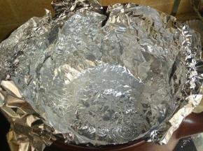 把锡纸放在烤架上面，最好包两层，防止水份漏到砂锅里把砂锅弄脏。