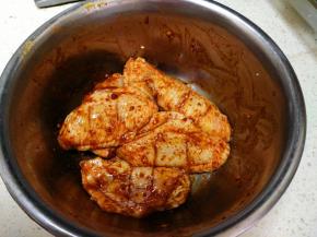 把鸡中翅和调料拦拌好，腌制4-5小时以上。