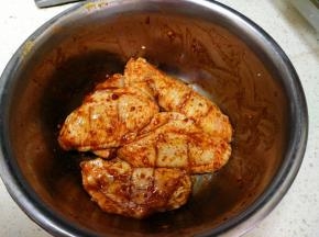 把鸡中翅和调料拦拌好，腌制4-5小时以上。
