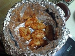 把腌制好的鸡中翅放在锡纸上