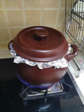 烤了20分钟后，关火后焖12分钟（让鸡中翅在砂锅的余温下熟透。）