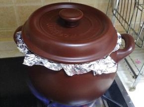 烤了20分钟后，关火后焖12分钟（让鸡中翅在砂锅的余温下熟透。）