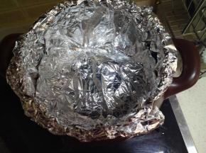 把锡纸放在烤架上面，最好包两层，防止水份漏到砂锅里把砂锅弄脏。
