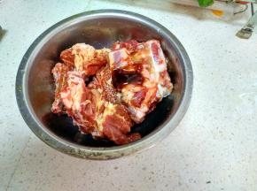 把排骨洗净，放在小盆里加入调味料放入。（烧烤汁、生抽、蚝油）