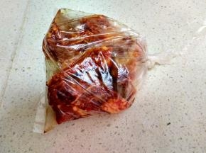 把排骨和调料拦拌好，放在保鲜袋里。保鲜袋封好口（腌制12小时以上）。