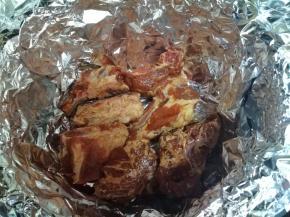 把腌制好的排骨放在锡纸上。