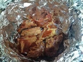 把腌制好的排骨放在锡纸上。