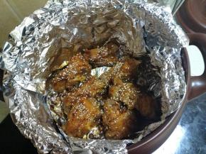 把排骨翻身后，刷上烧烤酱和撒上白芝麻。然后盖上盖子继续烤。