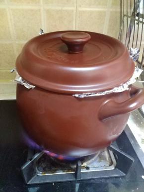 烤了40分钟后，关火后焖12分钟（让排骨在砂锅的余温下熟透。）