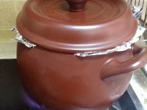 烤了40分钟后，关火后焖12分钟（让排骨在砂锅的余温下熟透。）