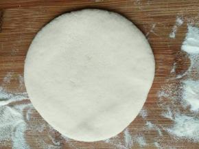 取一个剂子擀成中间厚边上薄的包子皮(注意不要擀的太薄，会影响发酵)