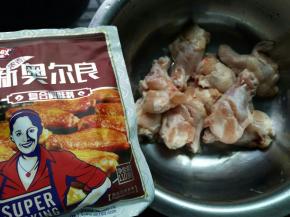 鸡腿洗干净，用刀割几道口