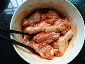 把鸡腿放入碗里，盖保鲜膜放冰箱冷藏保存，我腌制了一夜，很入味