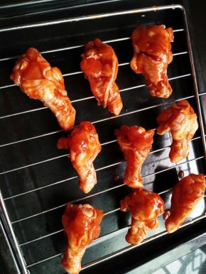 把鸡腿摆放烤网上